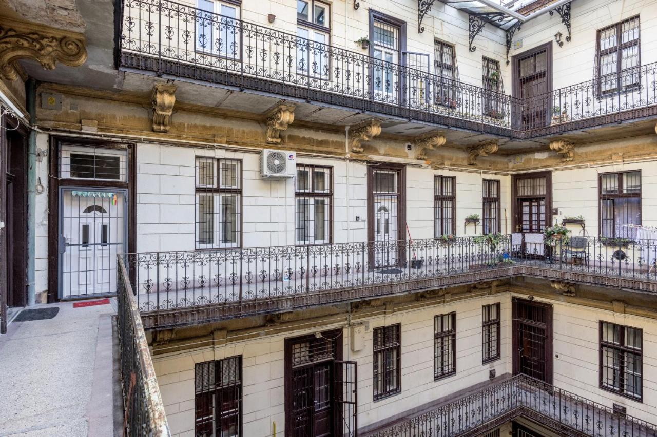 Appartement Charming Downtown Hideaway Steps From New York Cafe! à Budapest Extérieur photo